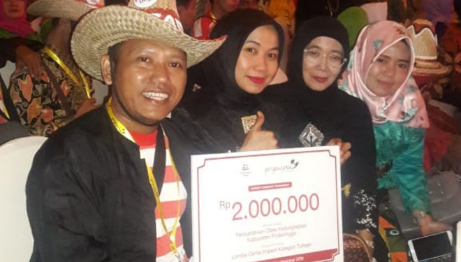 Pengelola Perpusdes Cahaya Ilmu saat menerima penghargaan. (FOTO: Diskominfo)