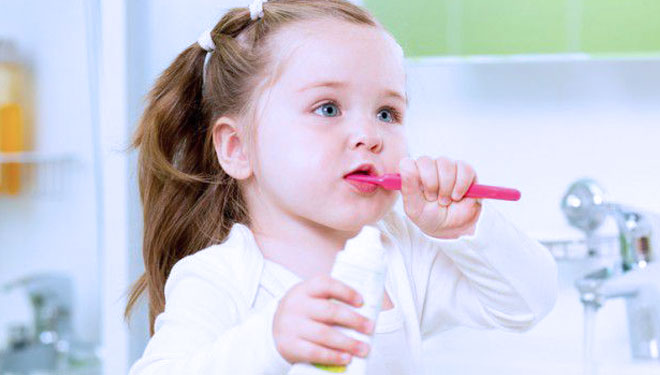 Membiasakan anak menggosok gigi pada malam hari (FOTO: Sehat)