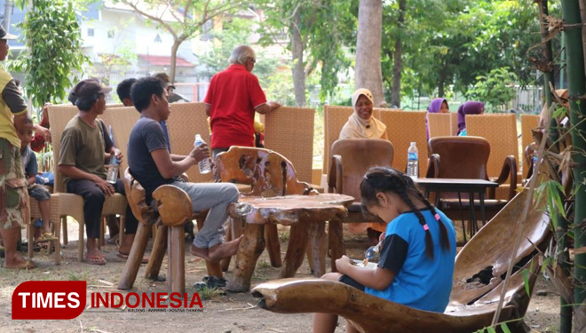 Masyarakat kurang mampu sekitar Dusun Banjar Poh Sidoarjo, antri menikmati makan siang super murah saat pembukaan warung sedekah Galena, Sabtu (7/7/2018). (FOTO: Lely Yuana/TIMES Indonesia)