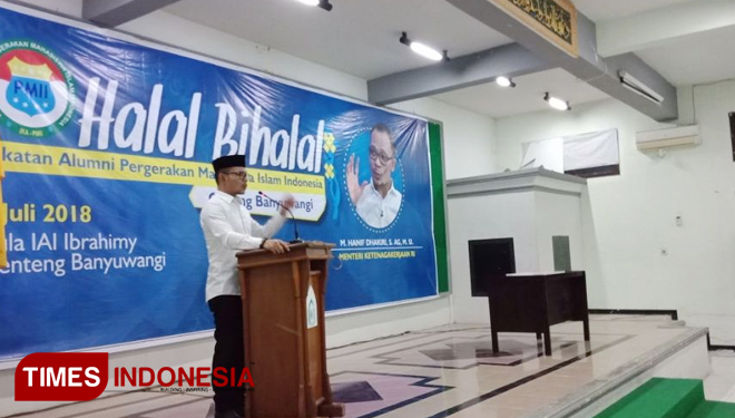 Menteri Tenaga Kerja RI, M Hanif Dhakiri saat menyampaikan sambutan dalam acara halal bihalal IKA PMII Banyuwangi. (FOTO: Erwin Wahyudi /TIMES Indonesia)