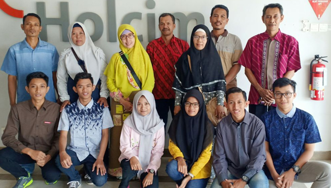 GA dan Community Relations Manager PT Holcim Indonesia Pabrik Tuban, Trayudi Darma, saat foto bersama Enam siswa Program EVE asal Tuban dan orangtuanya sesaat sebelum keberangkatan menuju Pabrik Cilacap dan Narogong, (FOTO: Eklusif)