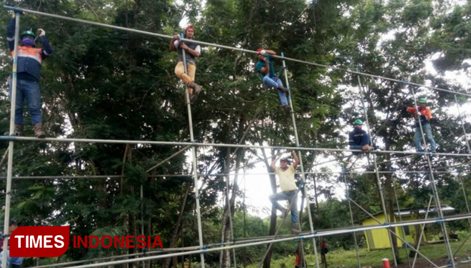 Anggota Kodim 0908 Bontang dan masyarakat bahu membahu melakukan pembersihan lapangan TNK Saleba jelang pembukaan TMMD ke-102 tahun 2018. (FOTO: Kodim Bontang for TIMES Indonesia)