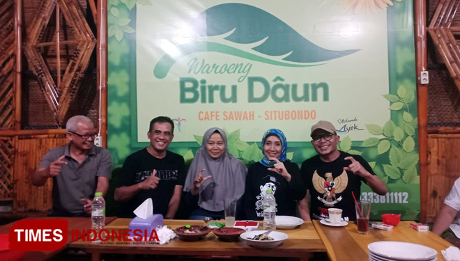 Menaker Hanif Dakhiri bersama Istri didampingi Imam Hidayat beserta istri saat singgah dan menikmati kuliner di Warung Biru Deun di Kabupaten Situbondo. (FOTO: Uday/ TIMES Indonesia)