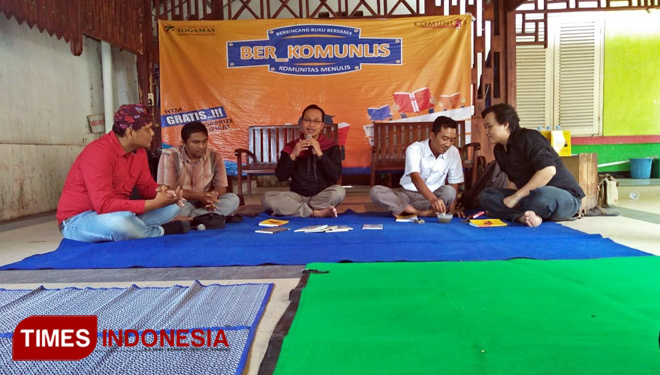 Diskusi antologi puisi Timur Jawa: Balada Tanah Takat. (FOTO: Sofya/TIMES indonesia)