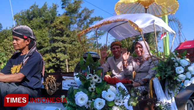 Bupati Bondowoso Amin Said Husni bersama istri, saat menuju makam RBA Ki Ronggo bersama para rombongan forpimda dalam pawai budaya (FOTO: Moh Bahri/TIMES Indonesia)