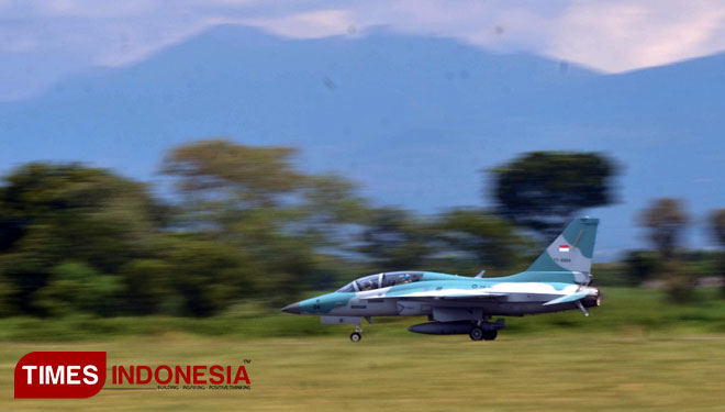 Sejumlah pesawat tempur F16 melakukan latihan pertempuran Air Combat Tactic (ACT) 4v2 di atas training area Lanud Iswahjudi. Latihan tersebut dilaksanakan hingga ketinggian 50,000 kaki. (FOTO Adhitya Hendra/TIMES Indonesia)