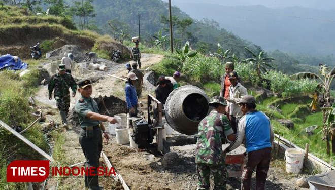 Semangat kerja Gotong Royong Masyarakat Desa Pasegeran Yang Ketepatan TMMD Reg 102 (FOTO: Tim AJP TIMES Indonesia)