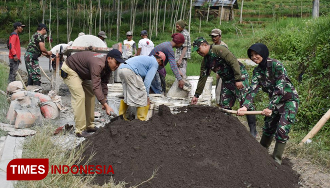 Kapenrem 071 WK Mayor Cba. (K) Roro Hardjani menyempatkan bekerja bersama warga di lokasi TMMD Banjarnegara. (FOTO: AJP/TIMES Indonesia)