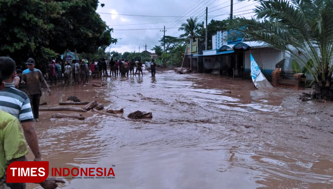 Hujan menyebabkan genangan air di salah satu ruas jalan beberapa waktu lalu. (FOTO: Dok. TIMES Indonesia)