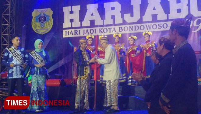 Ki Ronggo ke 30 Drs H Amin Said Husni menyerahkan kepemimpinan secara simbolik kepada Ki Ronggo ke 31 KH Salwa Arifin. (FOTO: Moh Bahri/TIMES Indonesia)
