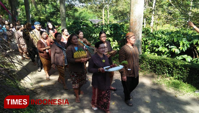 Prosesi ritual Manten Kopi di Keboen Kopi Karanganyar. (FOTO: AJP/TIMES Indonesia)