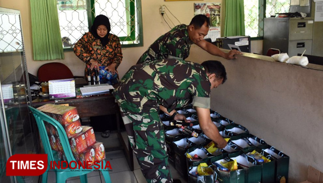 Mempersiapkan Paket Sembako Untuk dibagikan Warga yang kurang mampu di lokasi TMMD Reg 102. (FOTO: AJP TIMES Indonesia)