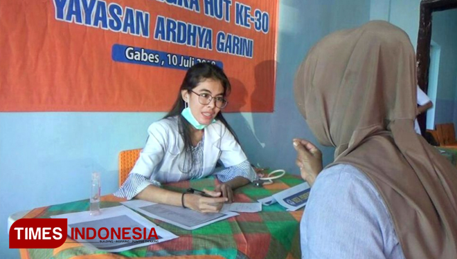 Petugas kesehatan melayani pasien yang menjadi peserta pengobatan massal yang digelar Lanud Abdulrachman Saleh, Selasa (10/7/2018) di Gabes, Desa Tulungrejo, Kota Batu. (FOTO: Ferry/TIMES Indonesia)