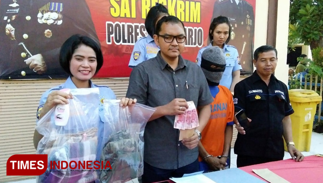 Kasatreskrim Polresta Sidoarjo, Kompol Muhammad Harris, bersama Kanit PPA Satreskrim Polresta Sidoarjo AKP Rohmawati Laila menunjukkan barang bukti dan tersangka SF. (FOTO: Rudi Mulya/TIMES indonesia)