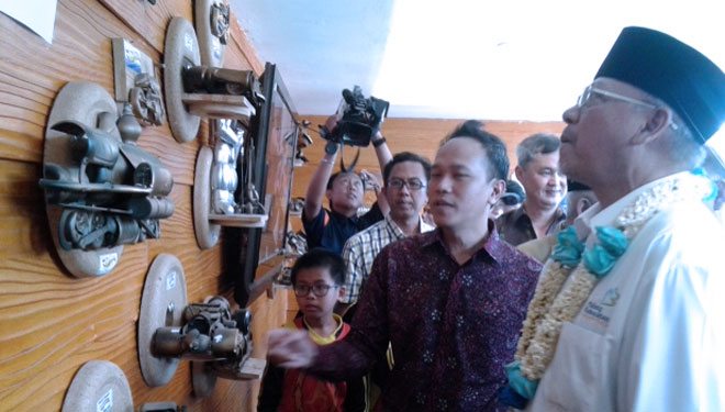 Bupati Malang, DR H Rendra Kresna saat meresmikan museum kerajinan dari bahan botol bekas di Desa Mulyoagung, Dau. FOTO: Istimewa)