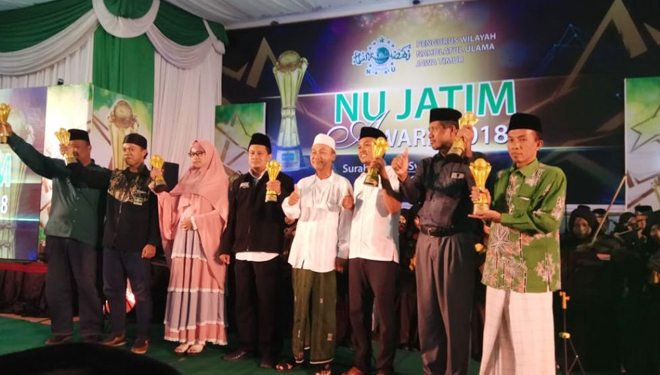 Ustadz Sumoko (paling kanan), saat menerima hadiah dalam pengumuman PWNU Jatim Award di Surabaya. (FOTO: Istimewa)