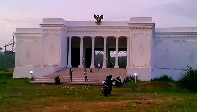 Bangunan Mirip Istana Merdeka di Jember. (FOTO: YouTube)