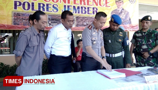 Pelimpahan kasus penganiayaan terhadap Oryza A Wirawan kepada Subdenpom TNI di Jember. (FOTO: Sofy/TIMES Indonesia)