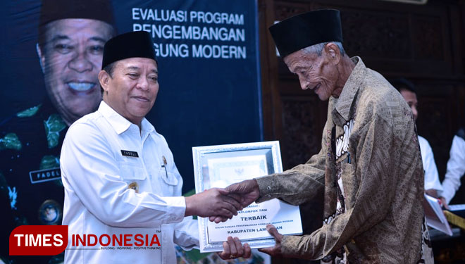 Bupati Lamongan Fadeli, memberikan reward ke kelompok tani seusai Sarasehan Program Pengembangan Jagung Modern di Pendopo Lokatantra, Rabu (11/7/2018). (FOTO: Ardiyanto/TIMES Indonesia)