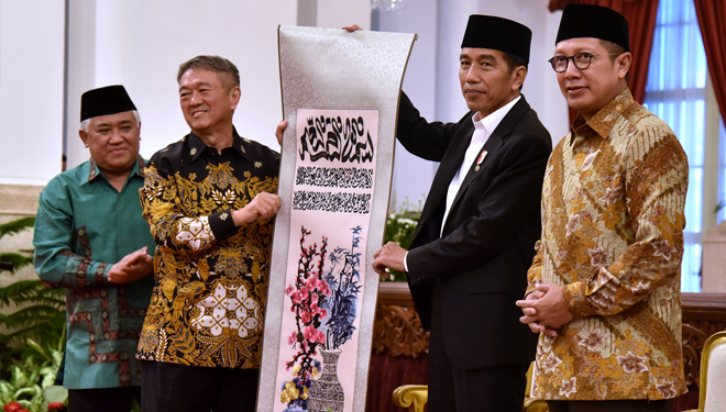 Presiden Jokowi menerima musaf Alquran saat membuka MTQ Nasional VIII Antar Pondok Pesantren, di Istana Negara, Jakarta. (FOTO:setkab.go.id)