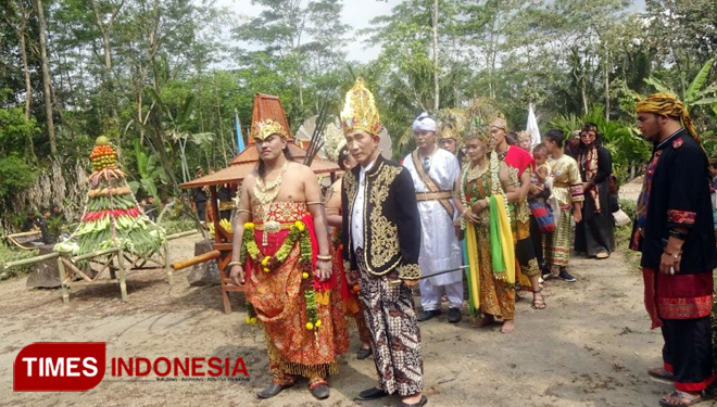 Kirab tumpeng agung nusantara di Candi Penataran Nglegok Kabupaten Blitar. (FOTO: AJP TIMES Indonesia)