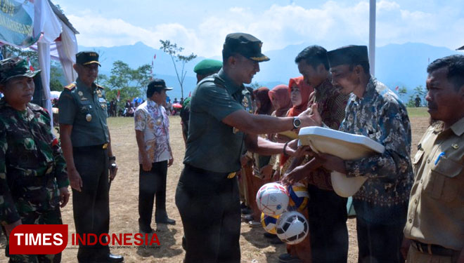 Pemberian secara simbolis bantuan jamban lokasi TMMD Kodim Banjarnegara (FOTO: ajp.TIMES Indonesia)