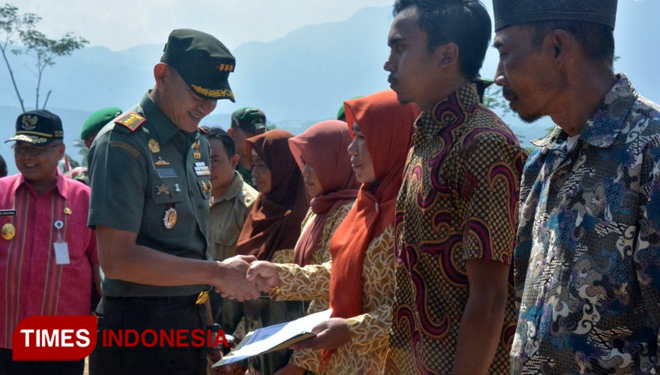 Danrem menyerahkan bantuan RTLH TMMD Reg 102 secara simbolis saat buka TMMD. (FOTO: AJP TIMES Indonesia)