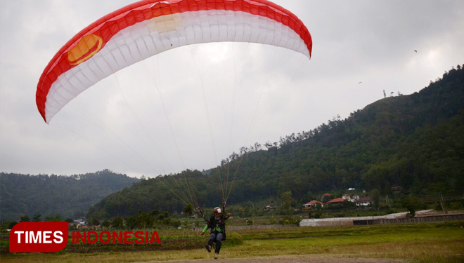Atlet Timnas Paralayang Indonesia berlatih di Gunung Banyak, Kelurahan Songgokerto, Kota Batu. (FOTO: Adhitya Hendra/TIMES Indonesia)