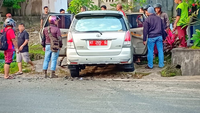 Mobil yang dikendarai Yessi dan stafnya, Biman dan Hartatik saat menuju ke Balikpapan, Kamis 12/7/2017. (FOTO: Istimewa)