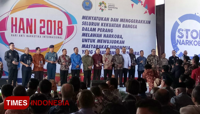 Mendagri)Tjahjo Kumolo (kiri) saat menerima piagam penghargaan di bidang Pencegahan Pemberantasan Penyalahgunaan dan Peredaran Gelap Narkoba (P4GN) dari Badan Narkotika Nasional (BNN). (FOTO: Hasbullah/TIMES Indonesia)