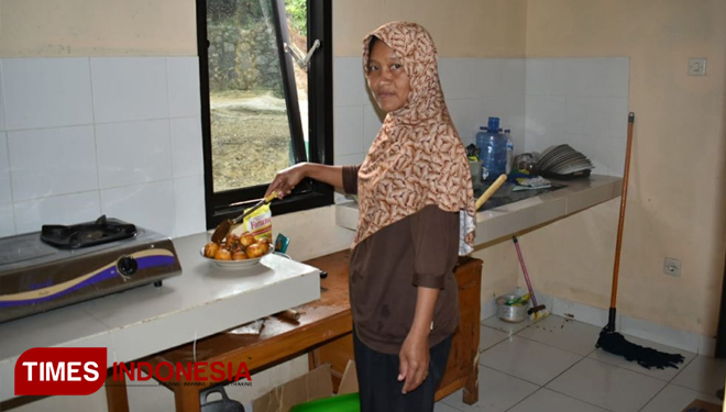 Ibu Suparti bersedia dan ihlas menjadi koki Anggota Satgas TMMD Reg 102 Kodim Banjarnegara (FOTO: AJP/TIMES Indonesia)