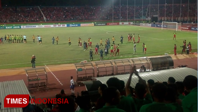 Suasana seusai pertandingan Timnas Indonesia U-19 melawan Malaysia U-19 di Stadion Gelora Delta Sidoarjo, Kamis (12/7/2018) malam. (FOTO: Rudi/TIMES Indonesia)