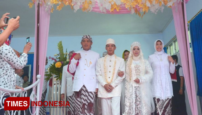 Walikota Madiun Sugeng Rismiyanto mendampingi mempelai saat nikah masal. (FOTO: TIMES Indonesia)