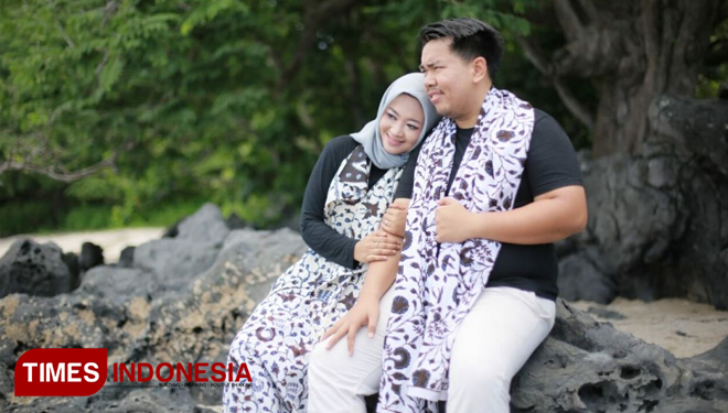 Edo Riski Oktafian bersama istri, Zhahrina Adani. (FOTO: Syamsul Arifin/ TIMES Indonesia)
