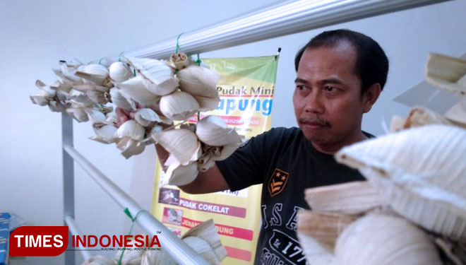 The seller of mini pudak, Agus Budiono, shows his product innovation (PHOTO: Akmal/TIMES Indonesia)
