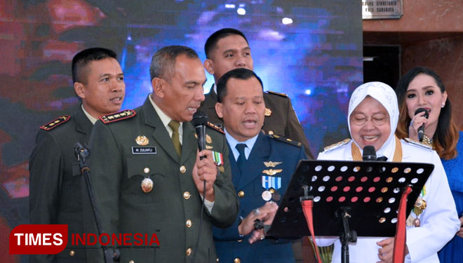 Ketiga tokoh tiga pilar Surabaya saat adu vokal bersama usai upacara hari jadi Kapolrestabes, Rabu (11/7/2018).(FOTO: Istimewa/TIMES Indonesia)