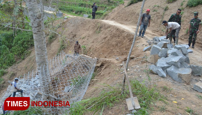 Tak tanggung jalan yang diperkirakan rawan longsor dipasang bronjong (FOTO: Tim AJP TIMES Indonesia)