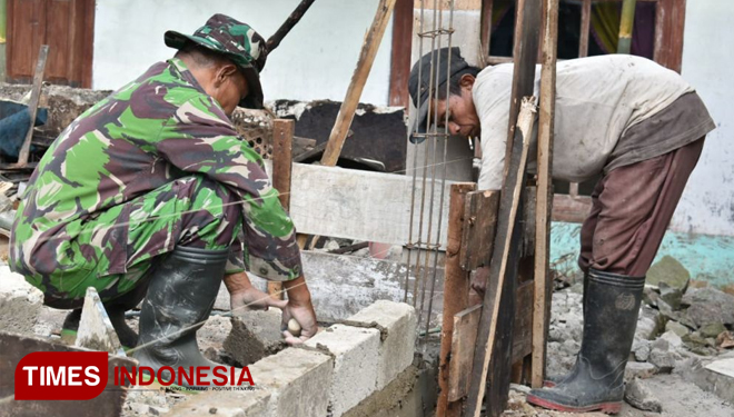 Pengerjaan rumah Mbah Tinem lokasi TMMD Reg Banjarnegara (FOTO: AJP/TIMES Indonesia)