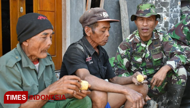 Istirahat sambil menikmati ubi rebus terasa nikmat bersama Satgas TMMD Reg 102 Kodim Banjarnegara (FOTO: AJP/TIMES Indonesia)