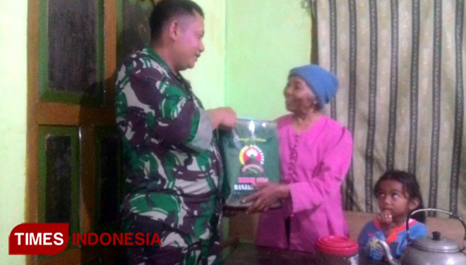 Rasa haru Mbah Turinah saat menerima bantuan sembako dari Dandim Bagas Gunanto. (FOTO: AJP TIMES Indonesia)