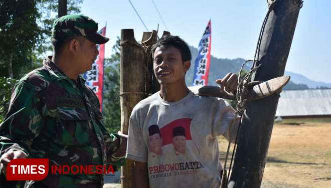 Wajah gembira bapak Ratno karena kehadiran Satgas TMMD Reg 102 Kodim Banjarnegara (FOTO: AJP/TIMES Indonesia)