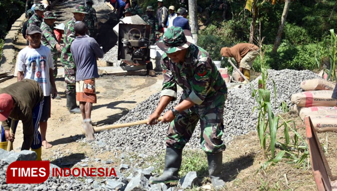 Satgas TMMD Reg 102 Mahir membelah batu. (FOTO: AJP TIMES indonesia)
