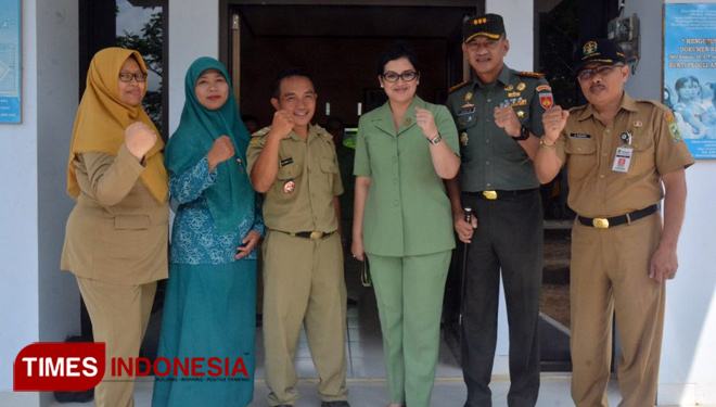 Foto bersama Kades Pasegeran Aris Winarno dan staf bersama Komadan Korem 071 Wijaya Kusuma, Kolonel Kav. Dani Wardhana, S.Sos, MM beserta Ibu. (FOTO: AJP TIMES Indonesia)