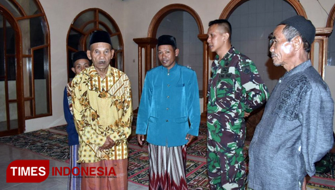 Pasipers Kodim 0704 Banjarnegara, Kapten Inf. Agita Sulistyana Permadi saat beramah tamah dengan imam masjid. (FOTO: AJP TIMES indonesia)