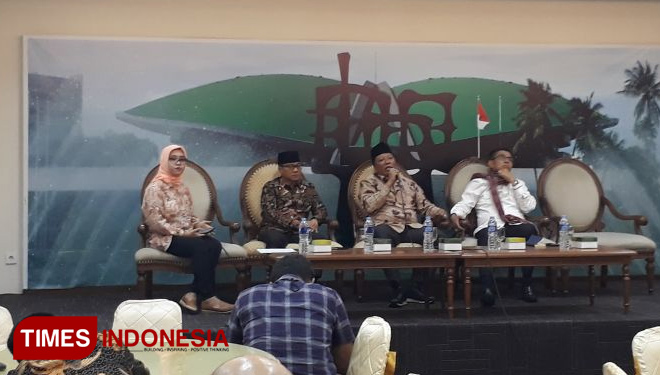 Nizar Zahro (pakai batik berpeci) dalam diskusi di Gedung DPR. (FOTO: Alfi Dimyati/TIMES Indonesia)