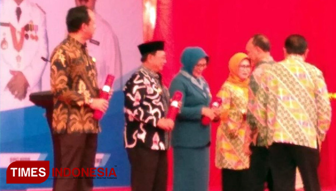 Pasangan Amazing, Bupati Blitar Rijanto dan Ibu Ninik mendapat penghargaan Manggala Karya Kencana dari Kepala BKKBN Pusat. (FOTO: AJP TIMES indonesia)