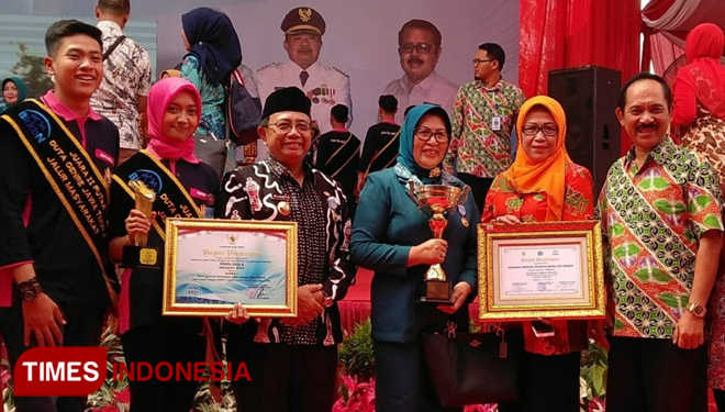 Bupati Blitar Rijanto saat menerima penghargaan 7 Juara yang diraih Pemkab Blitar dalam Harganas Se Jawa Timur. (FOTO: AJP TIMES indonesia)