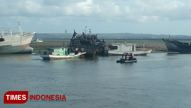 Tim Laboratorium Forensik (Labfor) Polresta Denpasar, menggelar indentifikasi atau olah TKP di Kapal Ikan KM Cilcap Jaya Karya untuk pertamakalinya di dermaga barat Pelabuhan Benoa, Denpasar Selatan. Jumat (13/7/2018).(FOTO Khadafi/TIMES Indonesia)