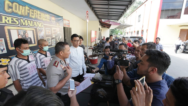 Kapolres Malang saat memberikan penjelasan pengungkapan kasus pencurian dengan kekerasan di Gedog Kulon, Turen. (FOTO: Istimewa)