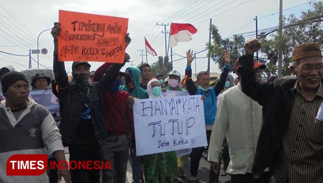 Para warga saat berdemonstrasi ke PT Jebe Koko Indonesia (FOTO: Akmal/TIMES Indonesia)